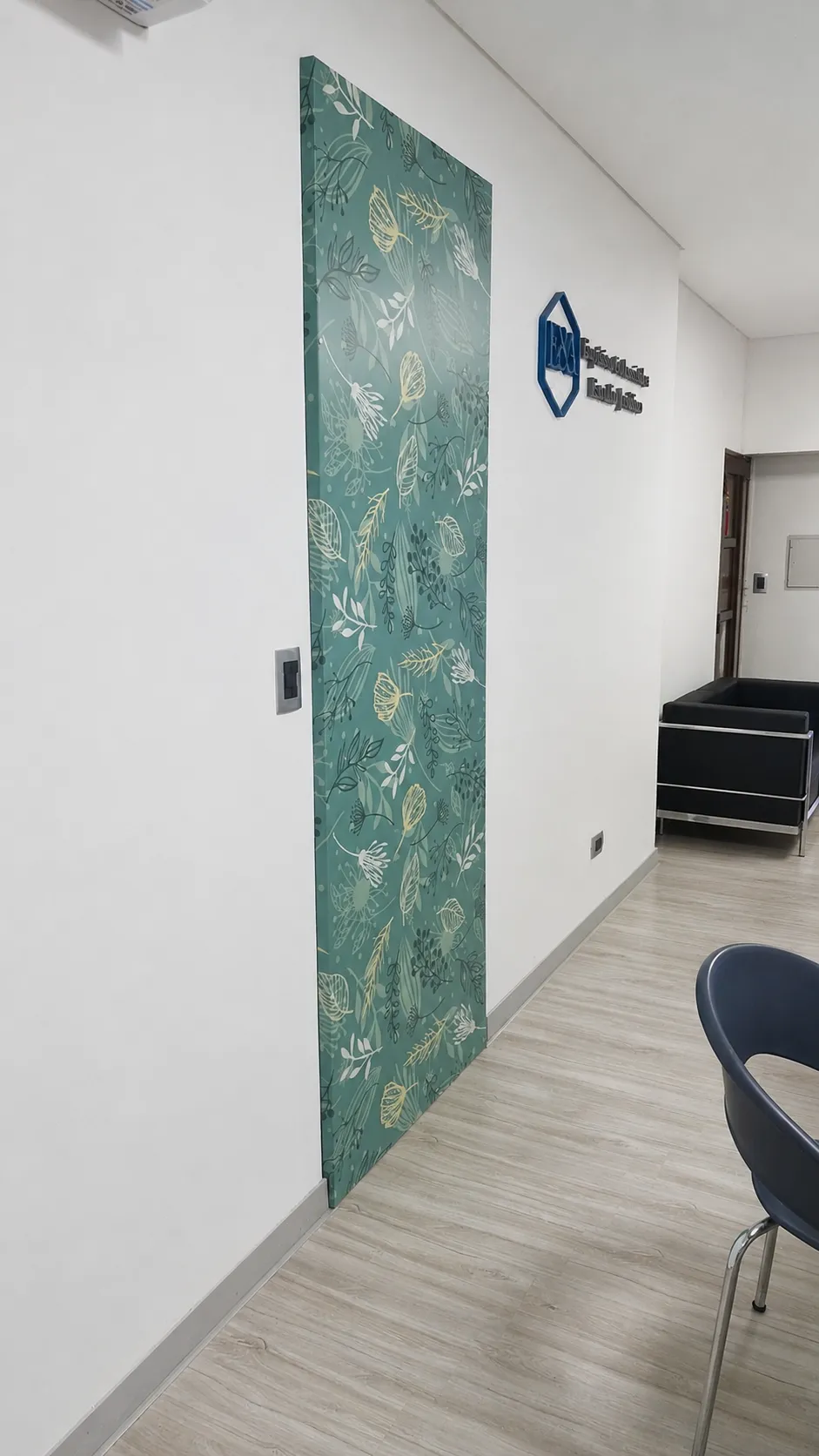Recepción del estudio jurídico Expósito & Asociados, con el logo en la pared